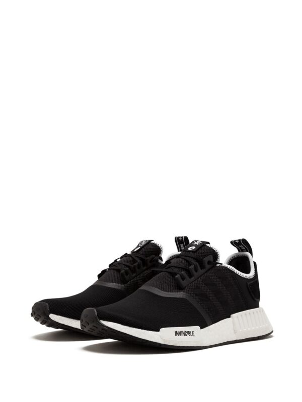 ⁦حذاء رياضي NMD R1 نيبورهود x إنفنسبل⁩ - الصورة ⁦3⁩