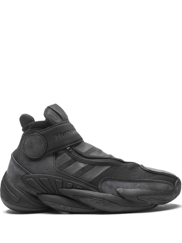 سنيكر 'تريبل بلاك' x Pharrell BYW 0 To 60