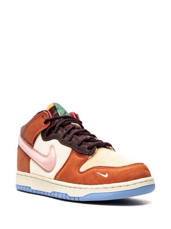 ⁦سنيكر 'دانك ميد تشوكليت ميلك' x Social Status⁩ - الصورة ⁦2⁩