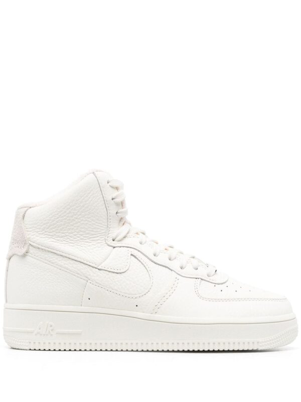سنيكر 'AF 1 سكالبت' برقبة