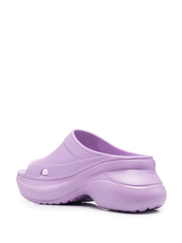 ⁦صندل بلاتفورم x Crocs Pool Crocs⁩ - الصورة ⁦2⁩
