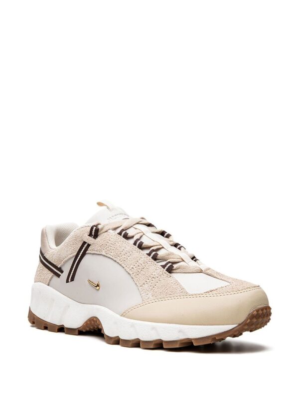 ⁦سنيكر 'أير هومارا LX' ‏x Jacquemus⁩ - الصورة ⁦3⁩