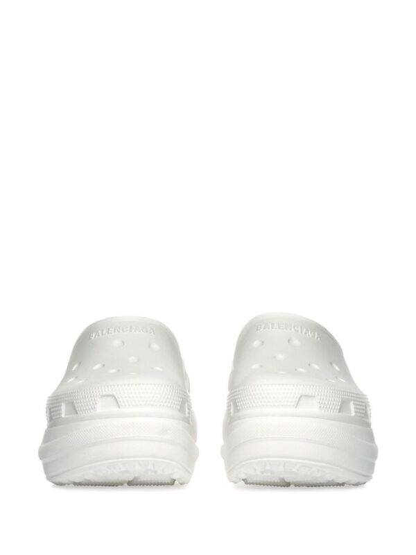 ⁦حذاء مفتوح بنعل بلاتفورم ونقش شعار الماركة x Crocs⁩ - الصورة ⁦2⁩