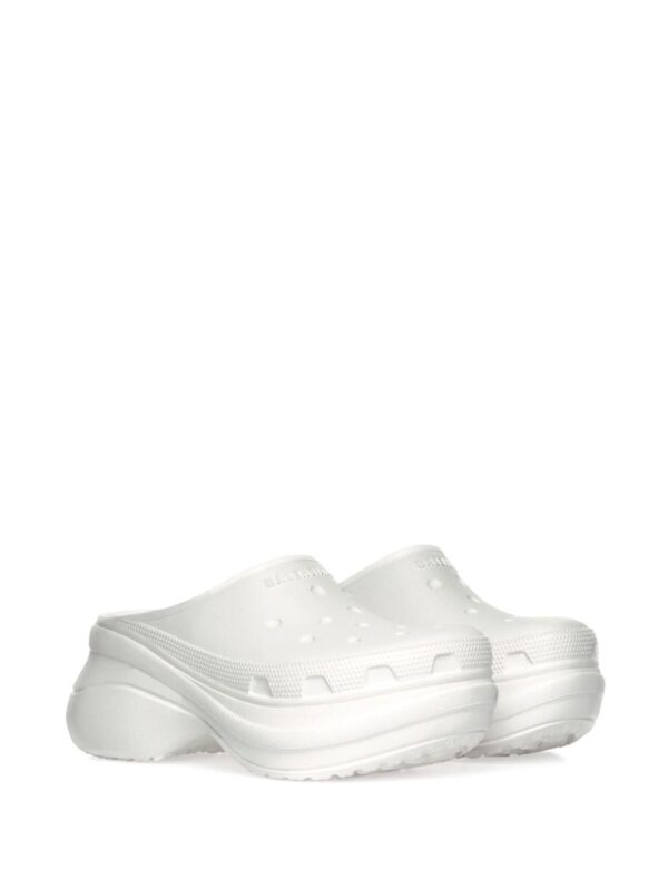 ⁦حذاء مفتوح بنعل بلاتفورم ونقش شعار الماركة x Crocs⁩ - الصورة ⁦5⁩