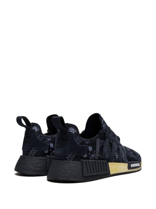 ⁦سنيكر 'نايت نافي' بطبعة بيزلي x Neighborhood NMD_R1⁩ - الصورة ⁦2⁩