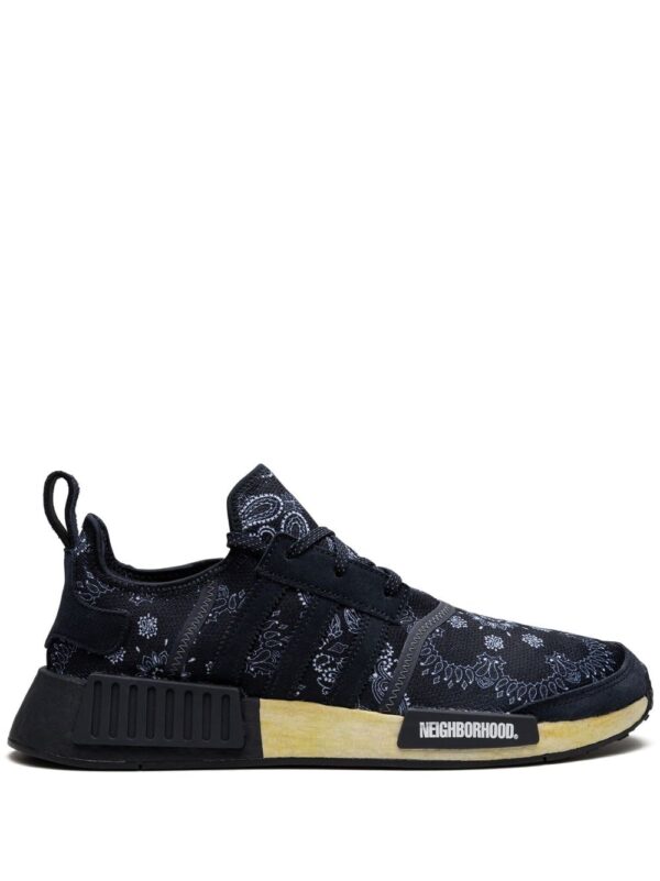 سنيكر 'نايت نافي' بطبعة بيزلي x Neighborhood NMD_R1