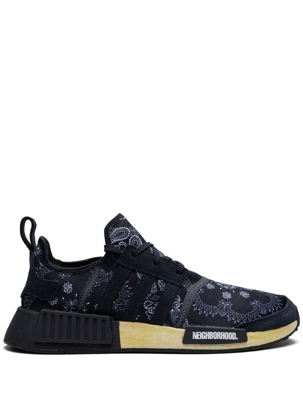 سنيكر ‘نايت نافي’ بطبعة بيزلي x Neighborhood NMD_R1