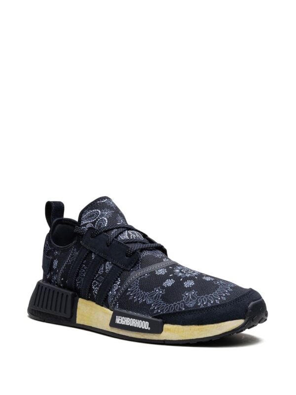 ⁦سنيكر 'نايت نافي' بطبعة بيزلي x Neighborhood NMD_R1⁩ - الصورة ⁦4⁩