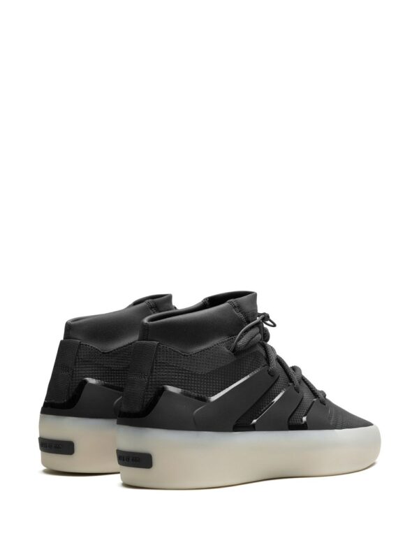 ⁦سنيكر 'أثليتيكس l كاربون' x Fear of God⁩ - الصورة ⁦2⁩