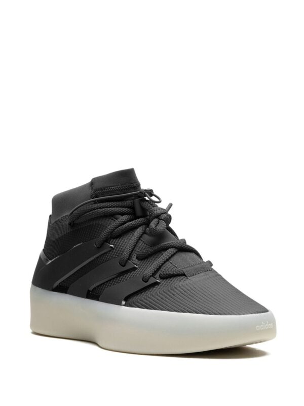 ⁦سنيكر 'أثليتيكس l كاربون' x Fear of God⁩ - الصورة ⁦4⁩