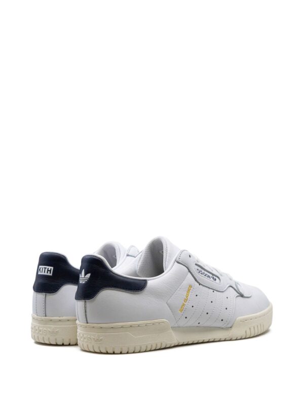 ⁦سنيكر 'باور فايز' أبيض وكحلي x Kith Classic⁩ - الصورة ⁦3⁩