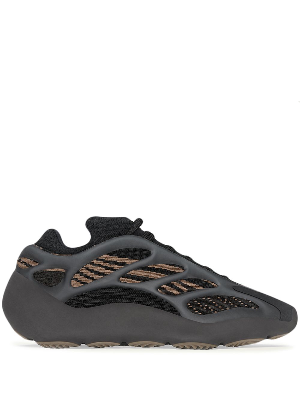 -سنيكر ‘ييزي 700 V3’ بني