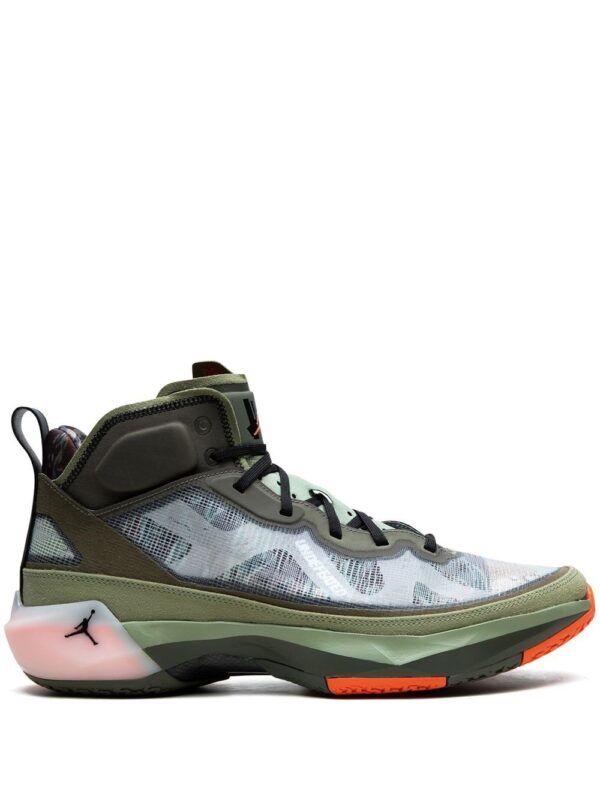 -سنيكر 'إير جوردن 37' x Undefeated