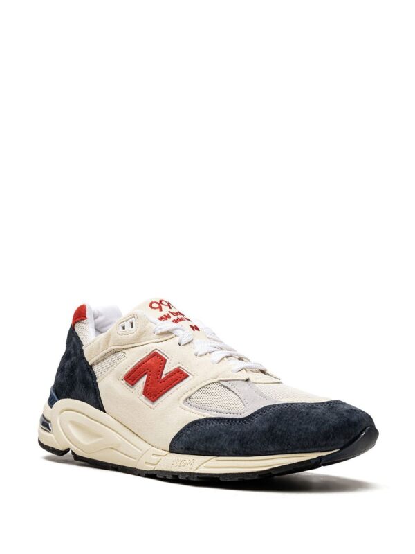 ⁦-سنيكر '990 V2 مايد إين ذا USA - تيدي سانتيس نايفي/ريد'⁩ - الصورة ⁦2⁩
