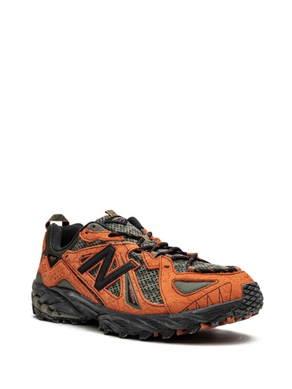 ⁦-سنيكر 'غودز بينيث ذا سيرفس' برتقالي/أخضر x Joe Fresh⁩ - الصورة ⁦2⁩