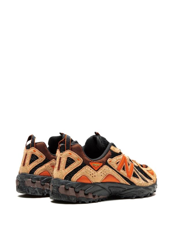 ⁦-سنيكر 'غودز بينيث ذا سيرفس' بني/برتقالي x Joe Fresh⁩ - الصورة ⁦4⁩
