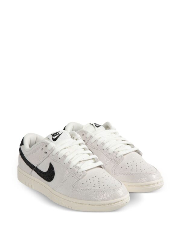 ⁦- Dunk Low SE WMNS "Sail / Black"⁩ - الصورة ⁦3⁩