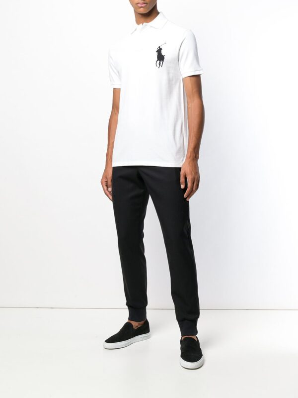 ⁦contrast logo T-shirt⁩ - الصورة ⁦2⁩