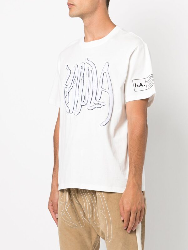 ⁦chenille logo patch T-shirt⁩ - الصورة ⁦3⁩