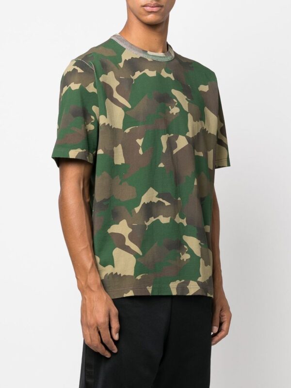 ⁦camouflage organic-cotton T-shirt⁩ - الصورة ⁦2⁩