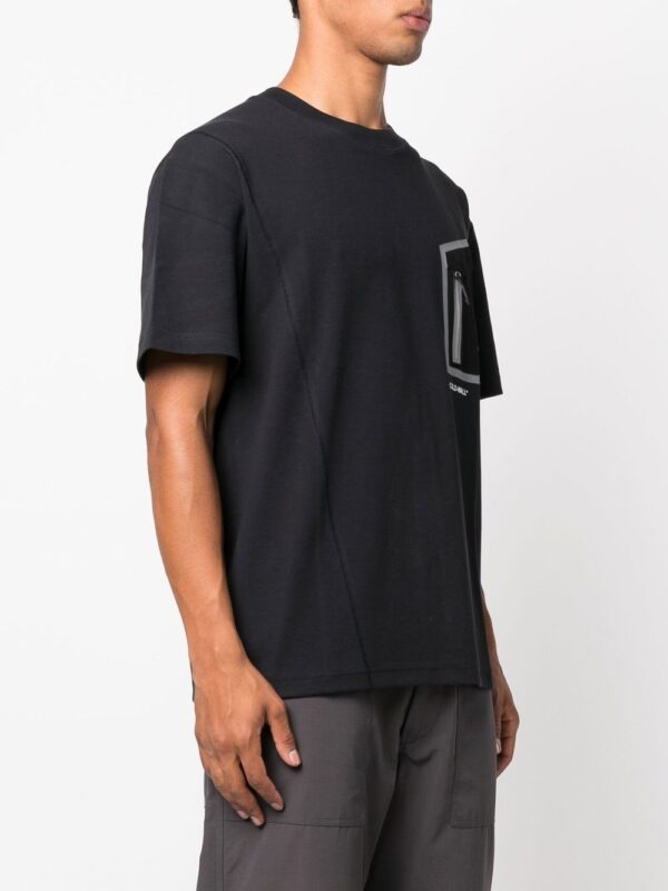 ⁦asymmetric-pocket logo-print T-shirt⁩ - الصورة ⁦2⁩