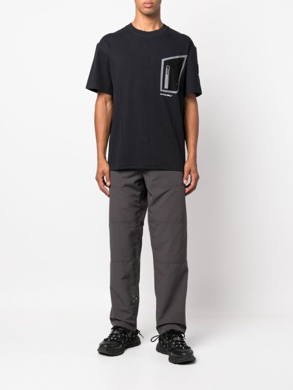 ⁦asymmetric-pocket logo-print T-shirt⁩ - الصورة ⁦3⁩