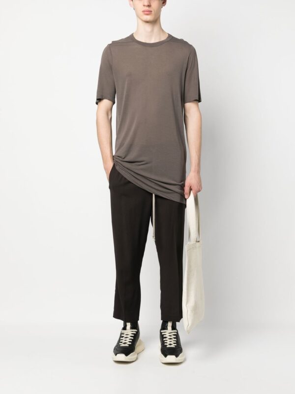⁦crew neck long-length T-shirt⁩ - الصورة ⁦3⁩