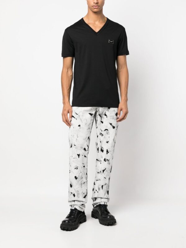 ⁦DG Essentials V-neck T-shirt⁩ - الصورة ⁦2⁩