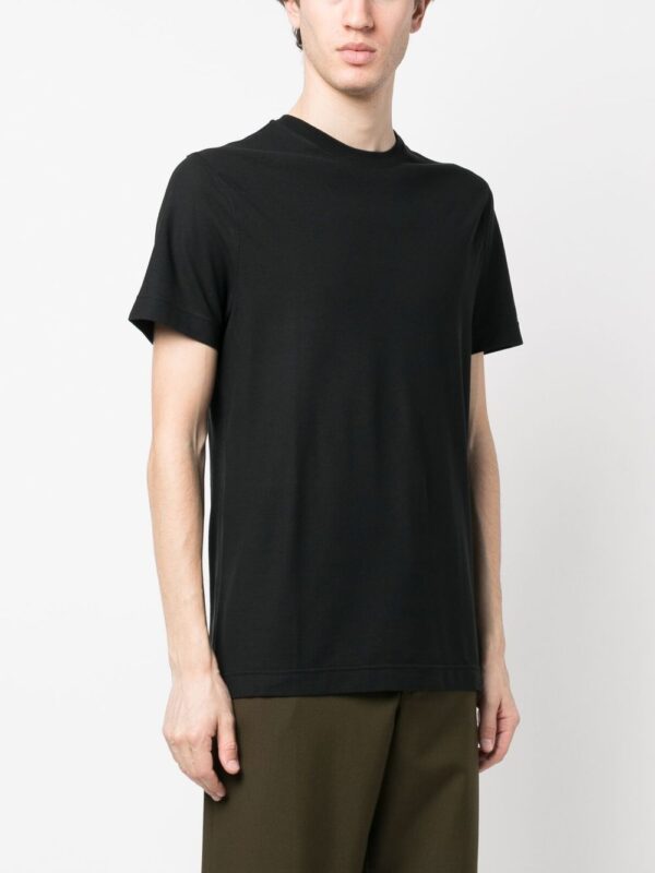 ⁦basic short-sleeved T-shirt⁩ - الصورة ⁦2⁩