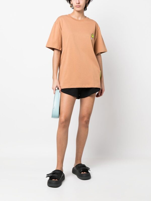 ⁦chest logo-print detail T-shirt⁩ - الصورة ⁦5⁩