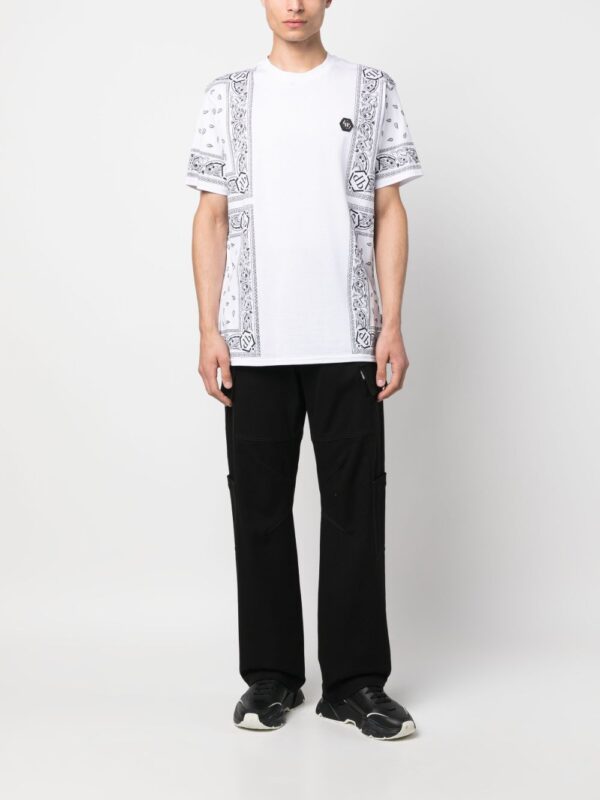⁦bandana-print short-sleeve T-shirt⁩ - الصورة ⁦4⁩