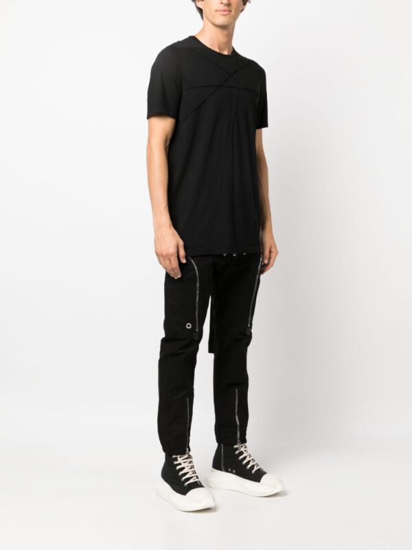 ⁦exposed-seam organic cotton T-shirt⁩ - الصورة ⁦3⁩