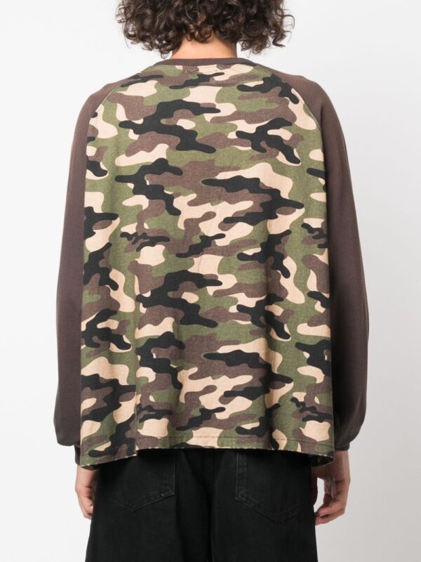 ⁦camouflage-print cotton T-shirt⁩ - الصورة ⁦2⁩