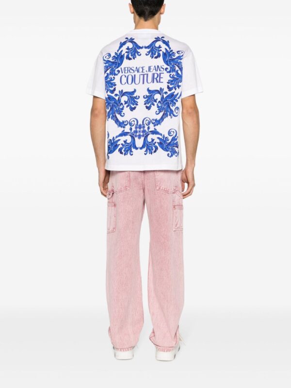 ⁦Barocco-print cotton T-shirt⁩ - الصورة ⁦2⁩