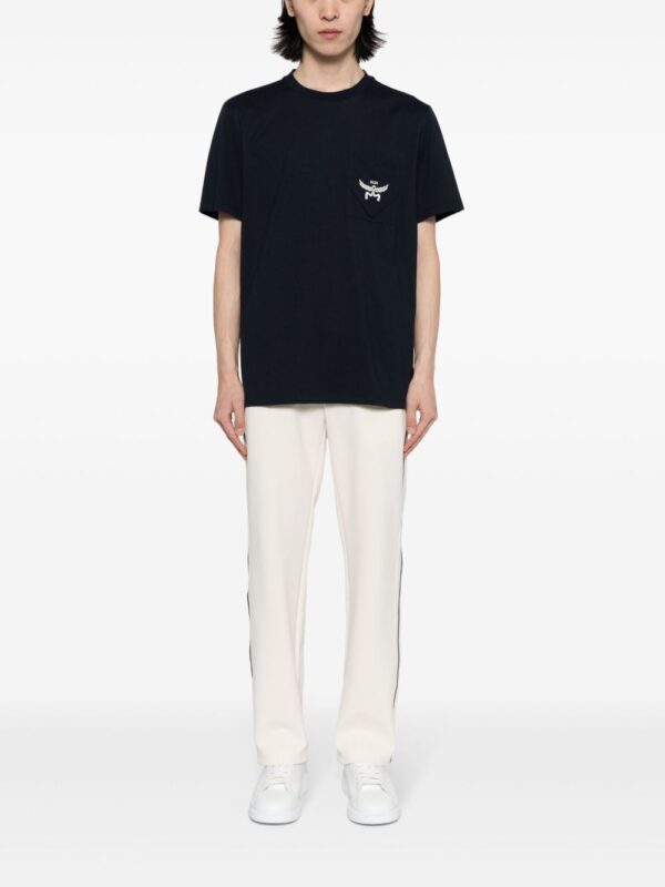 ⁦Essential logo-embroidered cotton T-shirt⁩ - الصورة ⁦3⁩