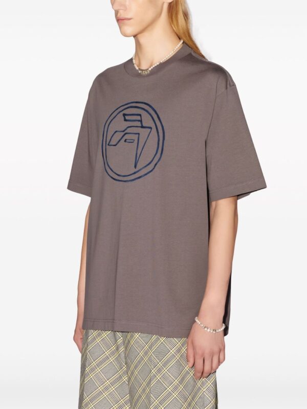 ⁦emblem-print organic-cotton T-shirt⁩ - الصورة ⁦4⁩