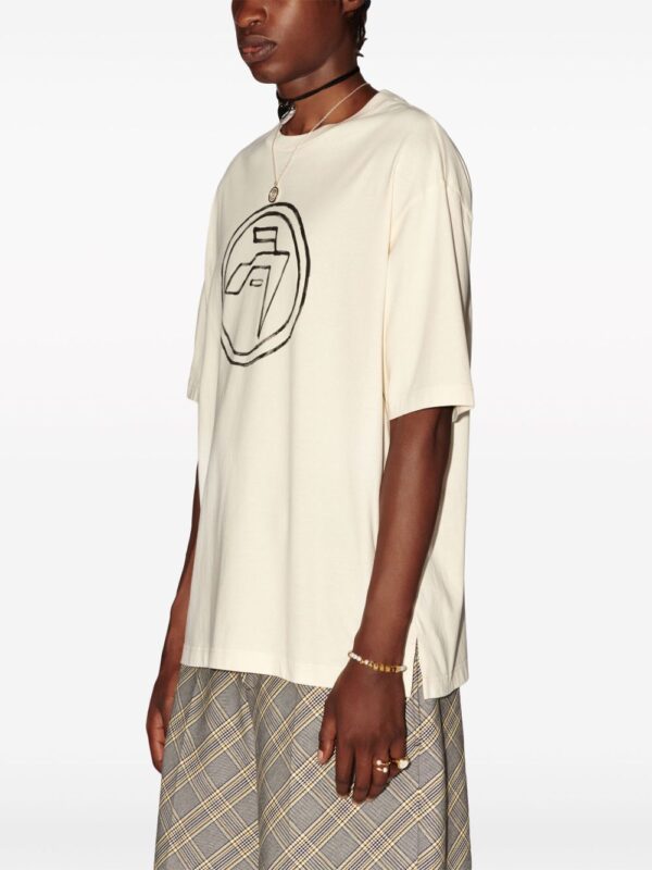 ⁦emblem-print organic-cotton T-shirt⁩ - الصورة ⁦3⁩