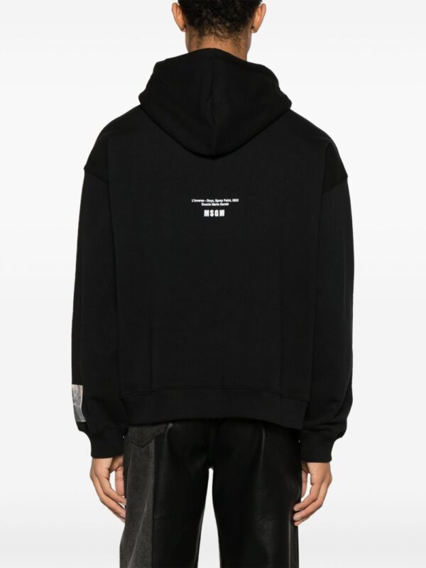 ⁦slogan-print organic-cotton hoodie⁩ - الصورة ⁦2⁩