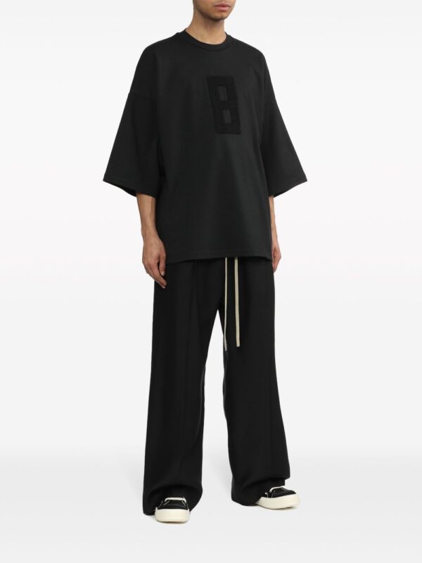 ⁦Embroidered 8 oversized T-shirt⁩ - الصورة ⁦3⁩